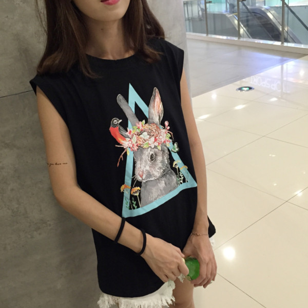 Κομψό κυρίες πουκάμισο με μια εικόνα σε μαύρο και άσπρο