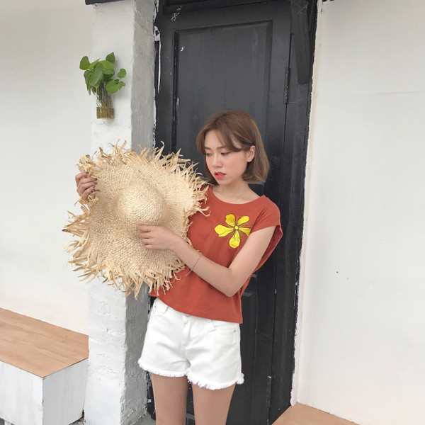 Απλή κυρίες πουκάμισο με ένα λουλούδι σε λευκό, μαύρο και κόκκινο