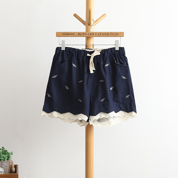 Άνετα σορτς για τις γυναίκες σε τρία χρώματα με κέντημα