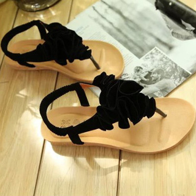 Μεγάλη κυρίες σανδάλια με λουριά στο δάχτυλο ενδιαφέρουσα και όμορφη διακόσμηση