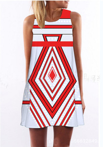 Πολλές όμορφες κυρίες σύντομη καθημερινή φόρεμα με πολύχρωμα 3D στοιχεία