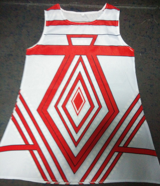 Πολλές όμορφες κυρίες σύντομη καθημερινή φόρεμα με πολύχρωμα 3D στοιχεία