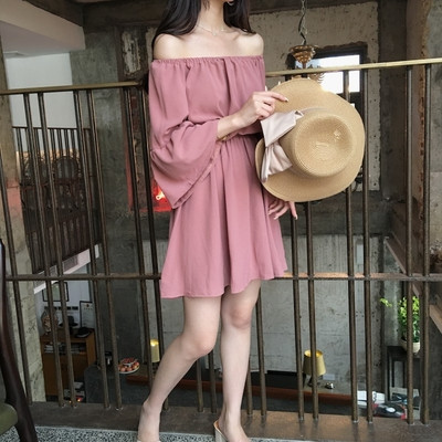 Διαφανείς κυρίες φόρεμα με γυμνά ώμους και μακριά μανίκια σε μπεζ, μπλε και ροζ