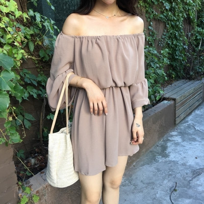 Διαφανείς κυρίες φόρεμα με γυμνά ώμους και μακριά μανίκια σε μπεζ, μπλε και ροζ