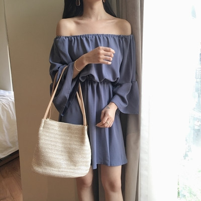 Διαφανείς κυρίες φόρεμα με γυμνά ώμους και μακριά μανίκια σε μπεζ, μπλε και ροζ