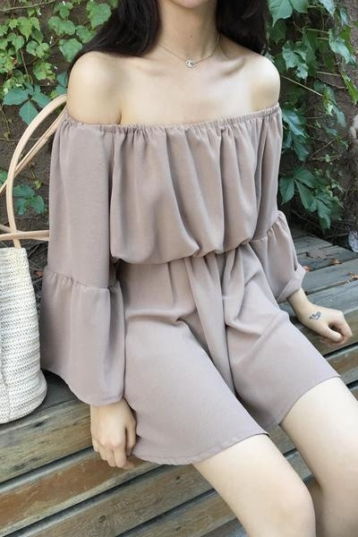 Διαφανείς κυρίες φόρεμα με γυμνά ώμους και μακριά μανίκια σε μπεζ, μπλε και ροζ