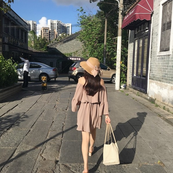 Διαφανείς κυρίες φόρεμα με γυμνά ώμους και μακριά μανίκια σε μπεζ, μπλε και ροζ