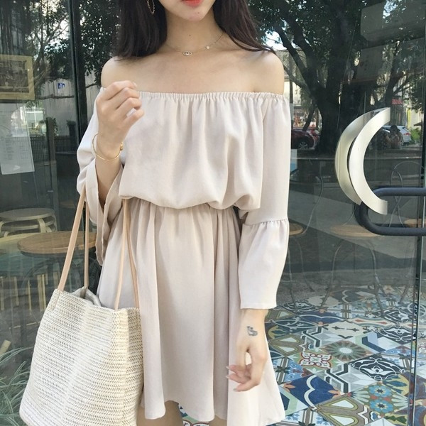 Διαφανείς κυρίες φόρεμα με γυμνά ώμους και μακριά μανίκια σε μπεζ, μπλε και ροζ