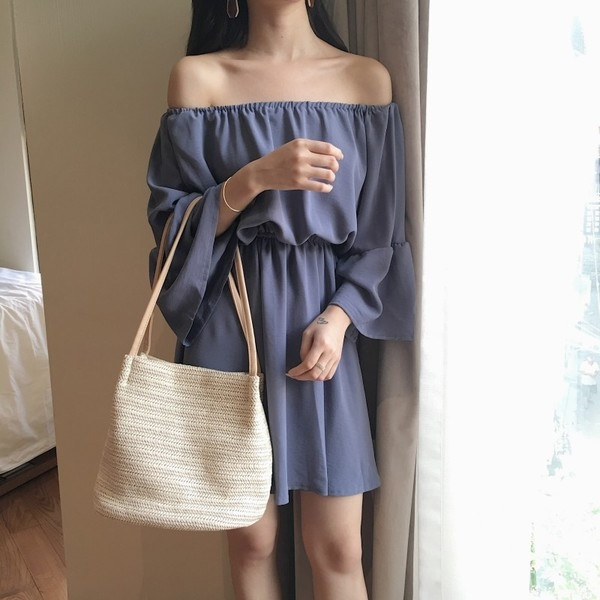 Διαφανείς κυρίες φόρεμα με γυμνά ώμους και μακριά μανίκια σε μπεζ, μπλε και ροζ