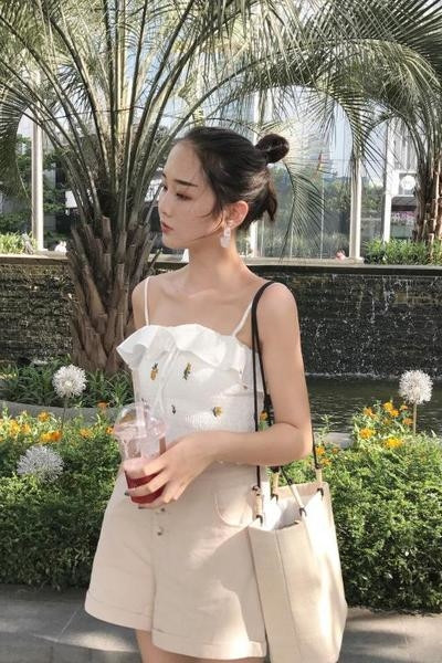 Σύντομη κυρίες μπουστάκι με λεπτές τιράντες σε κίτρινο και λευκό