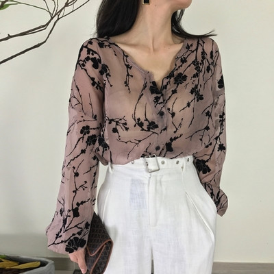 Διαφανείς κυρίες πουκάμισο με ένα floral μοτίβο σε λευκό και μπεζ