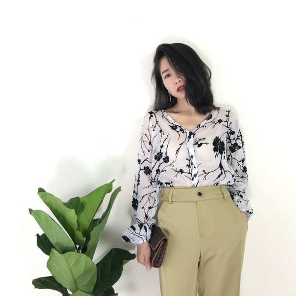 Διαφανείς κυρίες πουκάμισο με ένα floral μοτίβο σε λευκό και μπεζ