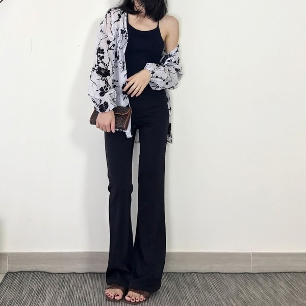 Διαφανείς κυρίες πουκάμισο με ένα floral μοτίβο σε λευκό και μπεζ