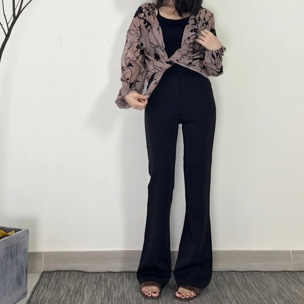 Διαφανείς κυρίες πουκάμισο με ένα floral μοτίβο σε λευκό και μπεζ