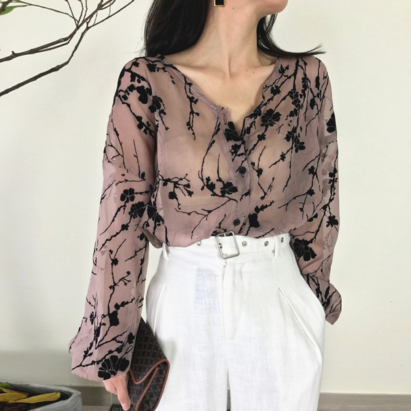 Διαφανείς κυρίες πουκάμισο με ένα floral μοτίβο σε λευκό και μπεζ