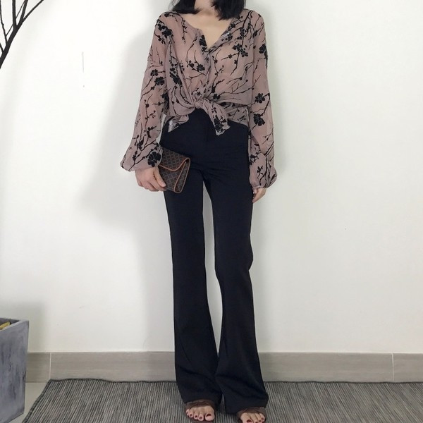 Διαφανείς κυρίες πουκάμισο με ένα floral μοτίβο σε λευκό και μπεζ