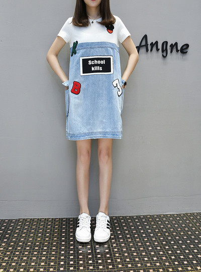 Μοντέρνο και κομψό κυρίες φόρεμα κατάλληλο για καθημερινή