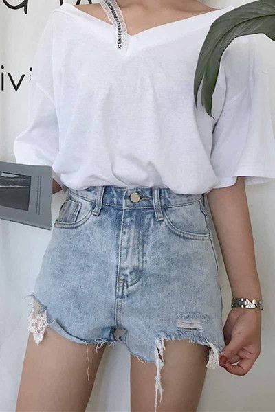 Κομψή και μοντέρνα γυναικεία σύντομο παντελόνι και ελαφρώς σχισμένο