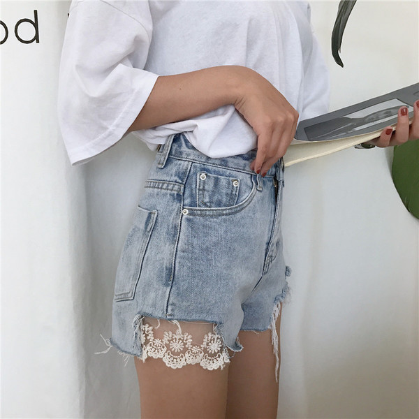 Κομψή και μοντέρνα γυναικεία σύντομο παντελόνι και ελαφρώς σχισμένο