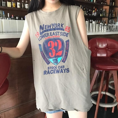 Μακρύ γυναικείο αθλητισμό απλή, με επιγραφές σε λευκό και μπεζ