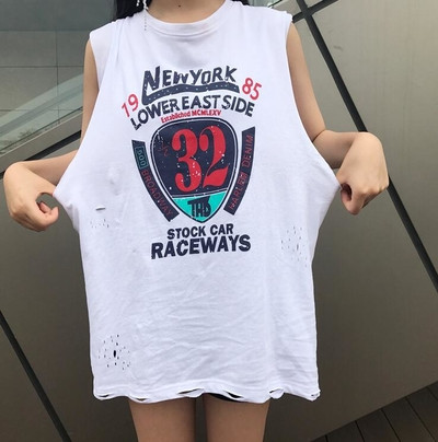 Μακρύ γυναικείο αθλητισμό απλή, με επιγραφές σε λευκό και μπεζ