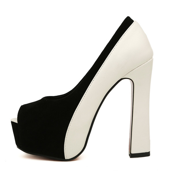 παπούτσια με ψηλά τακούνια Πολύ ενδιαφέρουσα κυρία στην ξεχειλίζει χρώμα