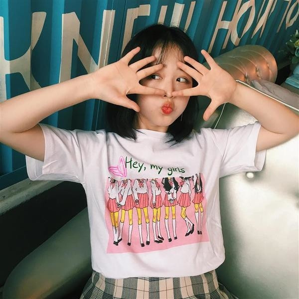 Κομψό κυρίες T-shirt με μια εικόνα και 3/4 μανίκια σε λευκό