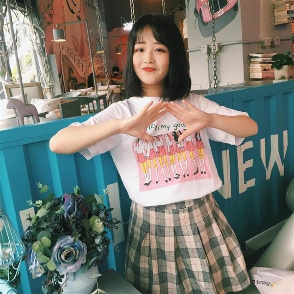 Κομψό κυρίες T-shirt με μια εικόνα και 3/4 μανίκια σε λευκό