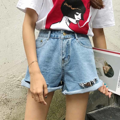 Σύγχρονη σορτς για τις γυναίκες με υψηλή μέση και τράβηξε