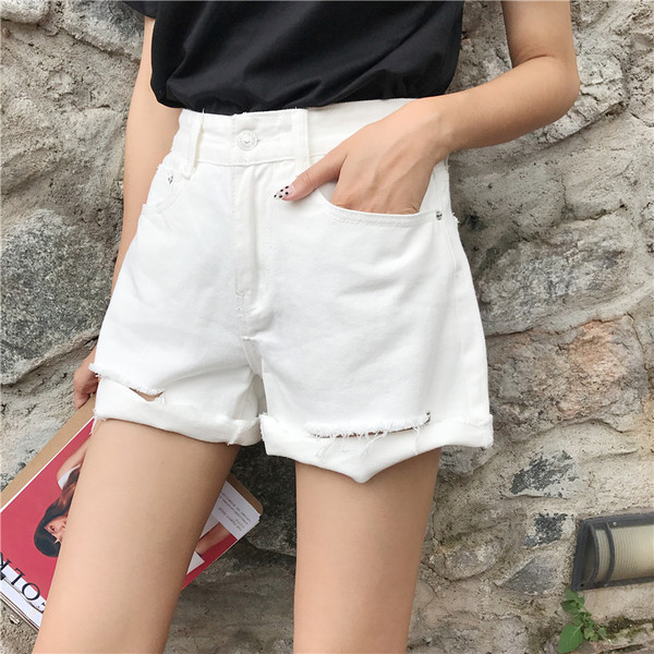 Σύγχρονη σορτς για τις γυναίκες με υψηλή μέση και τράβηξε