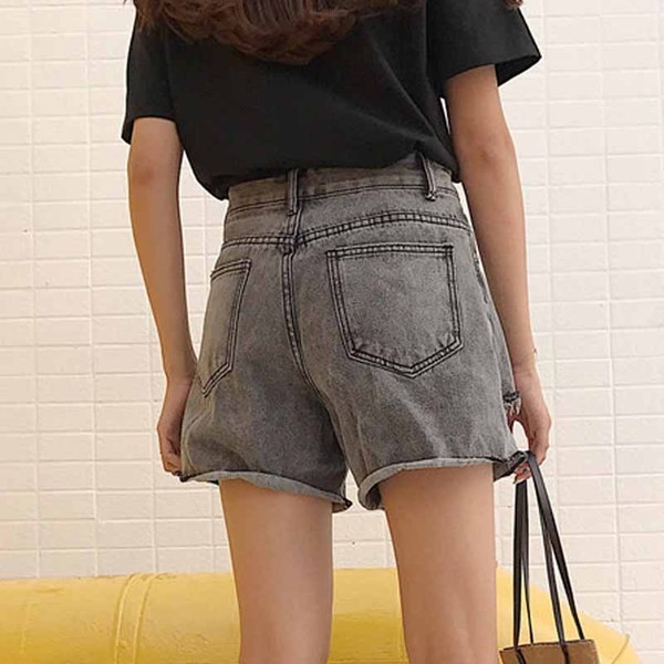 Σύγχρονη σορτς για τις γυναίκες με υψηλή μέση και τράβηξε