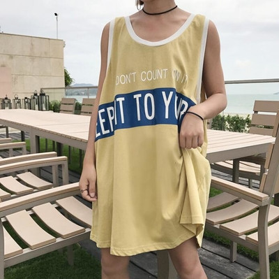 μακρύ τοπ δεξαμενή του γυναικείου αθλητισμού σε ένα ευρύ μοντέλο, λευκό, κίτρινο και μαύρο