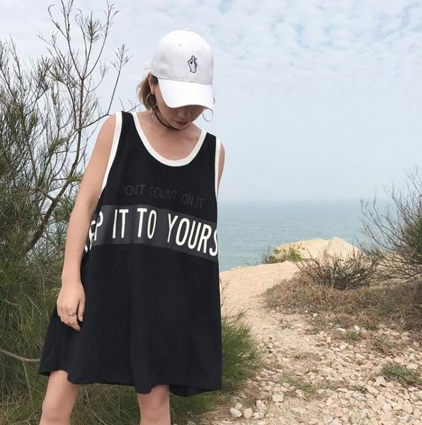 μακρύ τοπ δεξαμενή του γυναικείου αθλητισμού σε ένα ευρύ μοντέλο, λευκό, κίτρινο και μαύρο