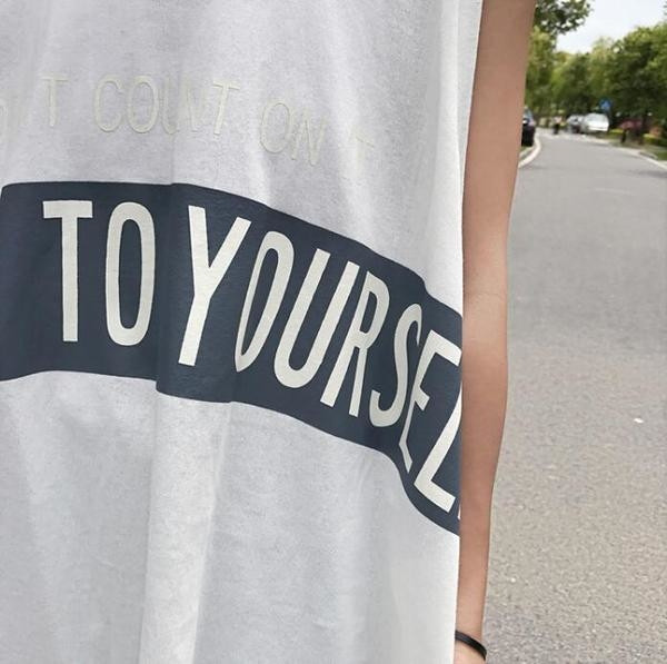 μακρύ τοπ δεξαμενή του γυναικείου αθλητισμού σε ένα ευρύ μοντέλο, λευκό, κίτρινο και μαύρο