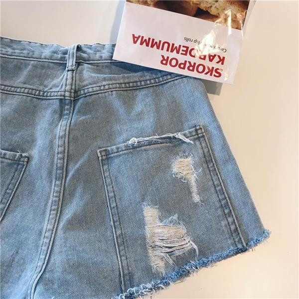 Σορτς για τις γυναίκες σε έντονο χρώμα και υψηλής μεσάτο