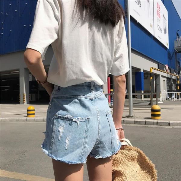 Σορτς για τις γυναίκες σε έντονο χρώμα και υψηλής μεσάτο