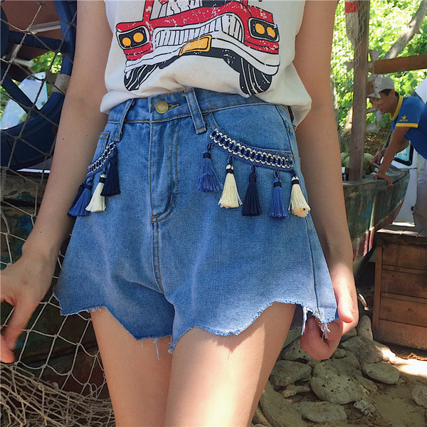 Πολύ όμορφες κυρίες τζιν σορτς με φούντες