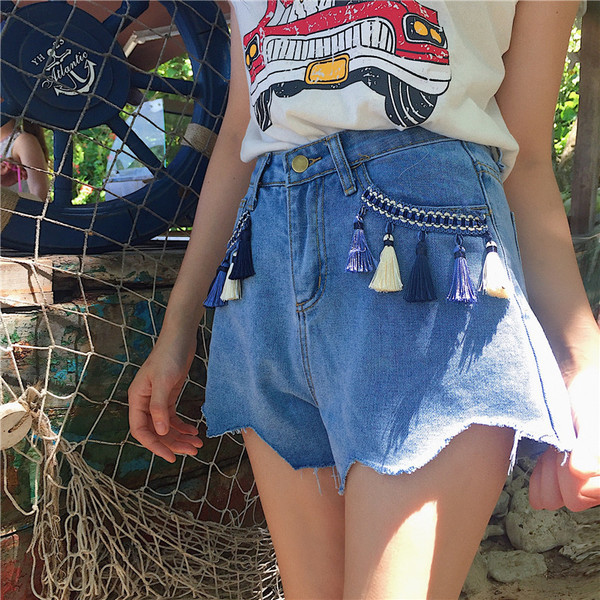 Πολύ όμορφες κυρίες τζιν σορτς με φούντες