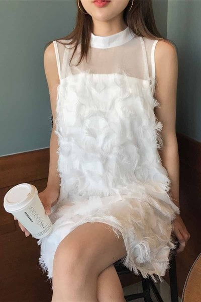 Κομψό κυρίες φόρεμα με κρόσσια σε μαύρο και άσπρο