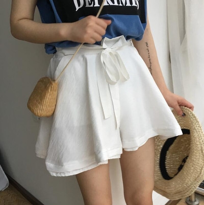 σορτς Casual των γυναικών σε ένα μεγάλο μοντέλο με κορδέλα στα λευκά