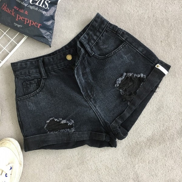 Μαύρο σορτς για τις γυναίκες και ελαφρώς σχισμένο