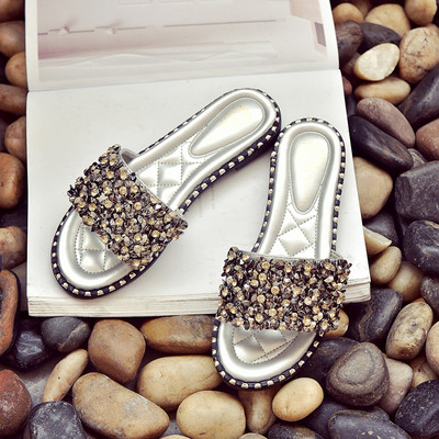 Μοντέρνες γυναικείες παντόφλες σε μαύρο και μπεζ χρώμα με πολλές χάντρες