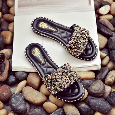 Μοντέρνες γυναικείες παντόφλες σε μαύρο και μπεζ χρώμα με πολλές χάντρες