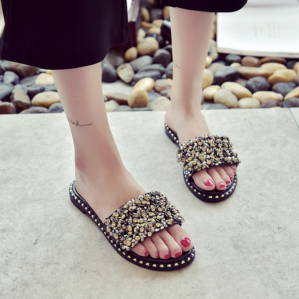 Μοντέρνες γυναικείες παντόφλες σε μαύρο και μπεζ χρώμα με πολλές χάντρες