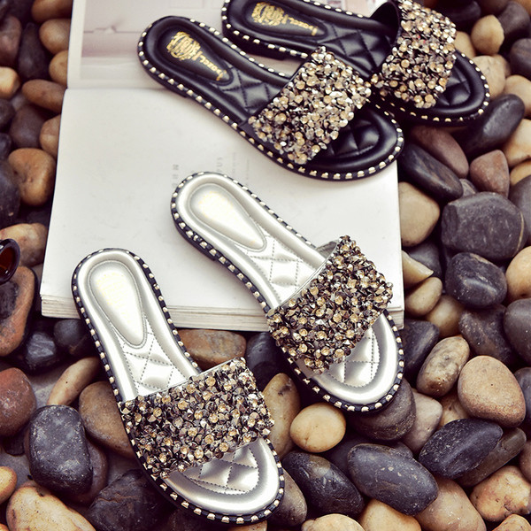 Μοντέρνες γυναικείες παντόφλες σε μαύρο και μπεζ χρώμα με πολλές χάντρες