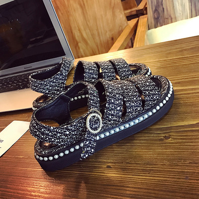 Όμορφες κυρίες σανδάλια ρετρό εμφάνιση - μαύρο και άσπρο