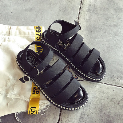 Όμορφες κυρίες σανδάλια ρετρό εμφάνιση - μαύρο και άσπρο