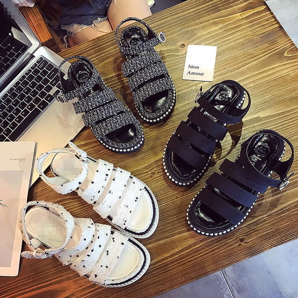 Όμορφες κυρίες σανδάλια ρετρό εμφάνιση - μαύρο και άσπρο