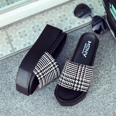 Άνετες γυναικείες παντόφλες  σε ψηλή πλατφόρμα σε μαύρο χρώμα