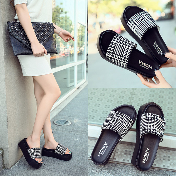 Άνετες γυναικείες παντόφλες  σε ψηλή πλατφόρμα σε μαύρο χρώμα